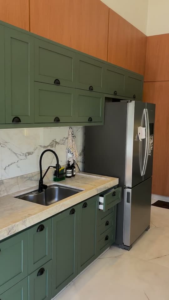 Cozinha planejada verde com bancada de pedra