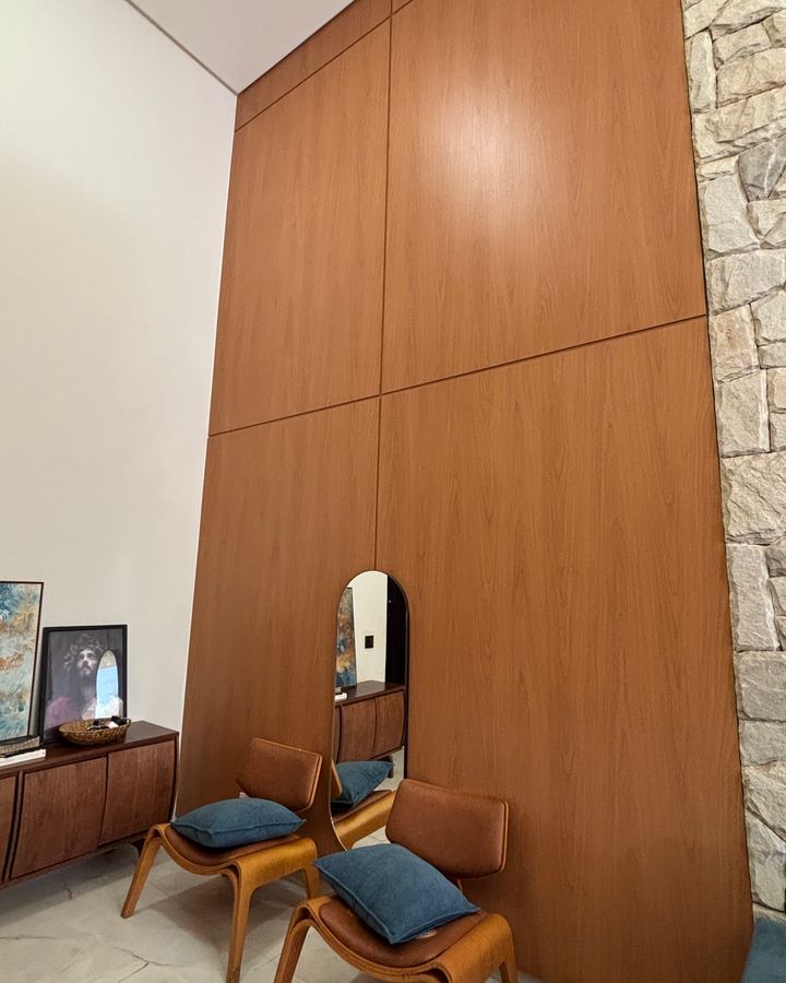 Painel de madeira do piso ao teto na sala