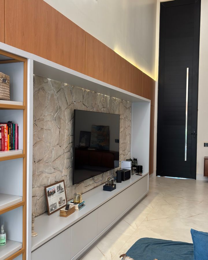 Estante planejada com nichos e painel de TV